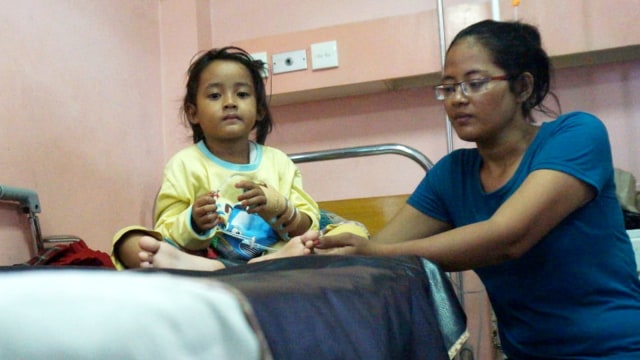 Nur Syafia Rahma (kiri), bocah yang keracunan cokelat menjalani perawatan di RS Budi Rahayu Pekalongan. Foto: Afiati Tsalitsati/kumparan