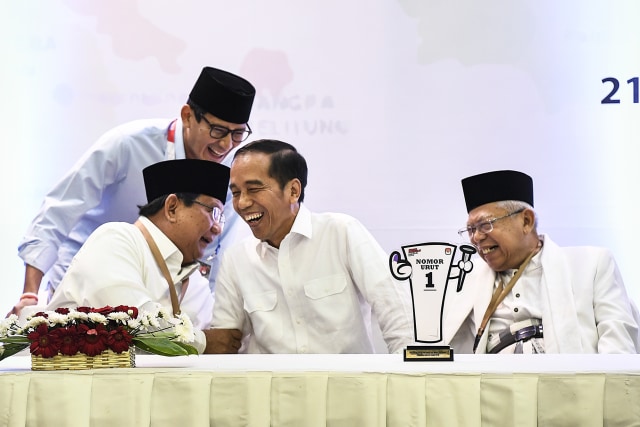 Pasangan calon presiden dan wakil presiden, Joko Widodo -Ma'ruf Amin dan Prabowo Subianto-Sandiaga Uno, berbincang usai pengundian nomor urut Pemilu Presiden 2019 di Jakarta, Jumat (21/9). Foto: ANTARA FOTO/Puspa Perwitasari