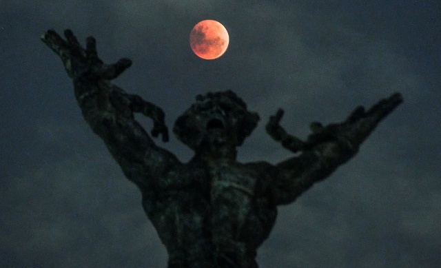 Fase gerhana bulan "super blue blood moon" terlihat dari Monumen Perjuangan Pembebasan Irian Barat, Jakarta, Rabu (31/1) malam. Foto: ANTARA FOTO/Sigid Kurniawan