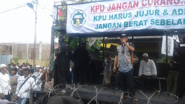 Suasana saat berlangsung aksi dari Dewan Syariah Kota Surakarta (DSKS) di kantor Komisi Pemilihan Umum (KPU) Kota Solo pada Jumat (26/04/2019). (Agung Santoso)