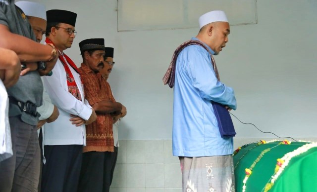 Gubernur DKI Jakarta Anies Baswedan mensalatkan Almarhumah Ibu Imas korban terseret arus sungai Ciliwung. Foto: Dok. Istimewa