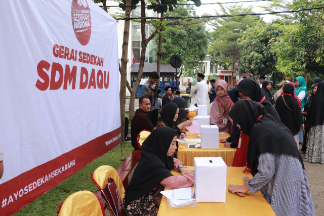 SDM Daarul Qur'an tengah menyalurkan sedekah di peringatan Gersena 2019