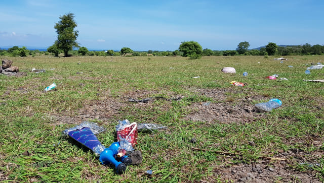 Sampah terompet dan sampah-sampah plastik lainnya di Padang Savana Doroncanga. Foto: Info Dompu