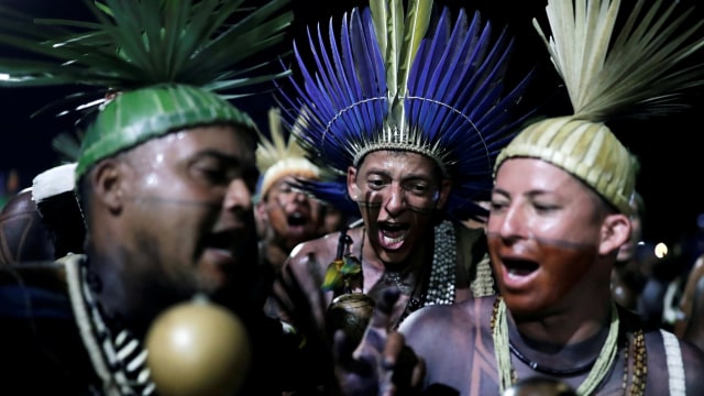 warga dari suku di Brasil protes, di depan gedung pemerintahan