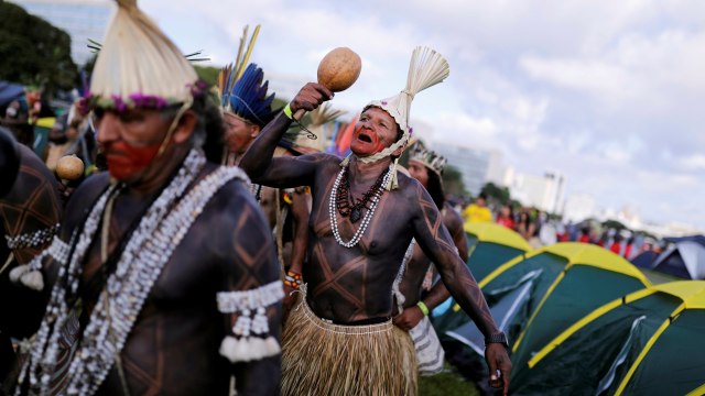 warga dari suku di Brasil protes, di depan gedung pemerintahan