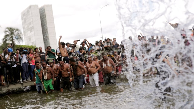 warga dari suku di Brasil protes, di depan gedung pemerintahan