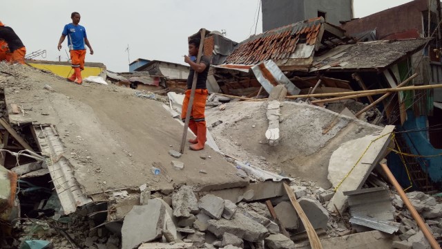 Pembersihan lokasi rumah runtuh di jalan Pulo Gundul, kelurahan Tanah Tinggi kecamatan Johar Baru, Jakarta Pusat. Foto: Aprilandika Pratama/kumparan
