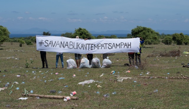 Hastag Savana Bukan Tempat Sampah di tempat berlangsungnya kegiatan Festival Pesona Tambora 2019 (11/4). Foto: Setyo Manggala.