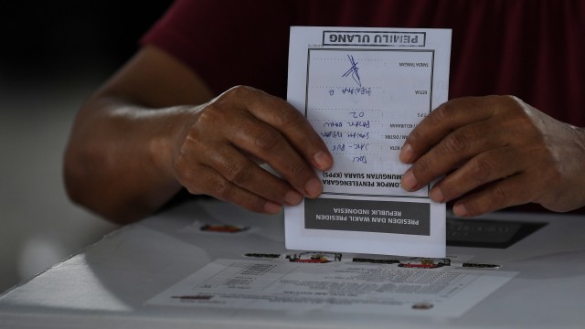 Warga menggunakan hak politiknya ketika mengikuti Pemungutan Suara Ulang (PSU) Pemilu 2019 di TPS 02, Pasar Baru, Jakarta, Sabtu (27/4). Foto: ANTARA FOTO/Wahyu Putro A