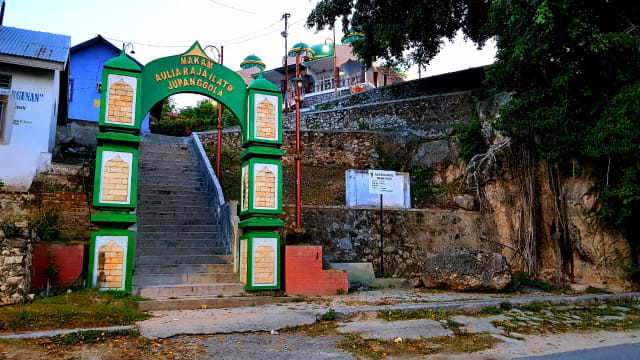 Pintu gerbang Makam Raja Ilato Ju Panggola di Desa Iluta, Kecamatan Batudaa, Kabupaten Gorontalo, Sabtu, 27/4. ( Foto : Burdu/banthayoid)