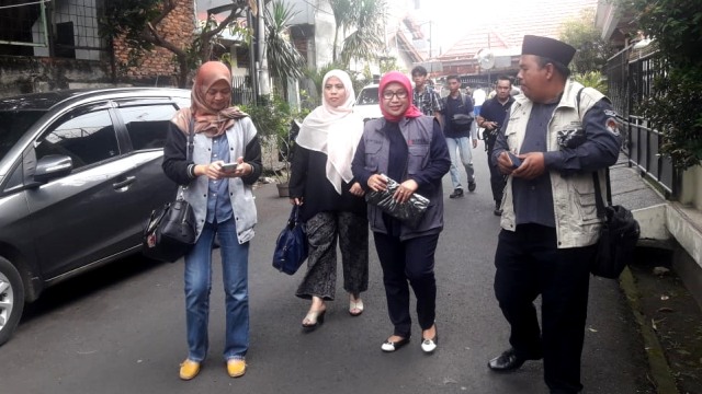 Anggota Bawaslu, Ratna Dewi (dua dari kanan) datangi TPS 116 Rawamangun guna pantau penyelenggaraan PSU. Foto: Andesta Herli Wijaya/kumparan