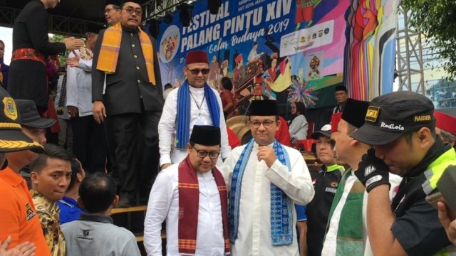 Gubernur DKI Jakarta Anies Baswedan usai membuka Festival Palang Pintu di Kemang, Jakarta Selatan. Foto: Paulina Herasmaranindar/kumparan