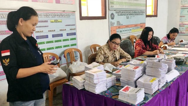 Marny Roringpandey, Pengawas TPS di Kabupaten Minahasa, yang memilih tetap menjaga proses pemilihan suara ulang walaupun dengan kondisi sementara hamil besar