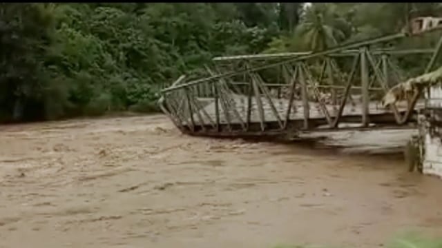 Jembatan penghubung yang rusak akibat derasnya air luapan Sungai Musi di Kabupaten Empat Lawang, Sabtu (27/4) Foto: abp/Urban Id