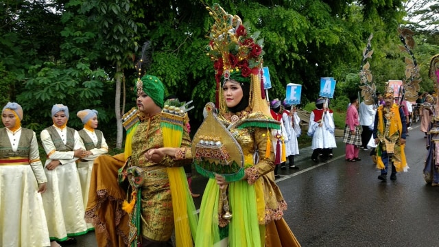 Salah satu kostum karnaval dari AKARI Ceq Connon yang bertemakan tepak sirih khas Melayu Kepulauan Riau. Foto: kepripedia/Putra