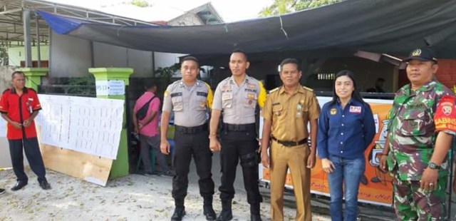 Komisioner KPU Kota Kupang, Wely Novita A. Hayer (dua dari kanan) dan Lurah Kayu Putih, Jap Yesua (tengah) pose bersama aparat TNI/Polri sebelum PSU di TPS 13 Kayu Putih.Sumber foto : Istimewa. 