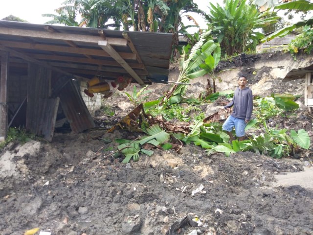 Kondisi dapur rumah Mursadi tertimbun tanah longsor. (Foto: Joko Hardyono)