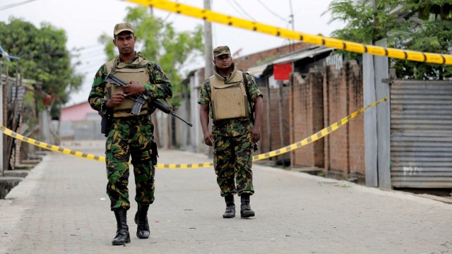 Anggota pasukan militer Sri Lanka sedang berjaga di lokasi terjadinya baku tembak. Foto: Reuters/Dinuka Liyanawatte