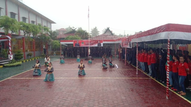 WBP menampilkan tarian usai upacara HBP di Lapas klas IIB Pangkalan Bun (Foto: Joko Hardyono)
