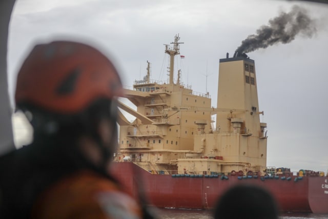 Kapal tanker yang mengangkut minyak mentah dari Arab Saudi menuju Korea Selatan di Selat Benggalam, Sabtu (27/4). Foto: Suparta/acehkini 