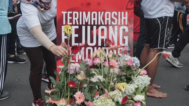 Sejumlah warga menyimpan dan menabur bunga untuk menghormati penyelenggara Pemilu 2019 yang meninggal dunia, Bundaran HI, Jakarta, (28/4/2019). Foto: Irfan Adi Saputra/kumparan