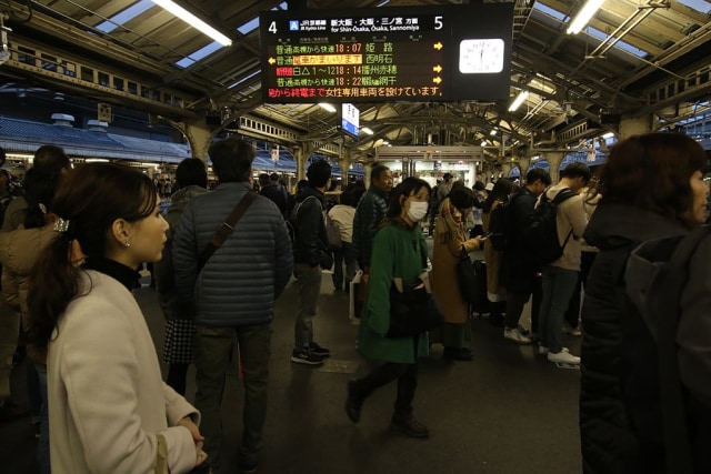 Menunggu kereta di Stasiun Osaka, Jepang. Foto: Ahmad Ariska/acehkini