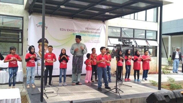 Gubernur Kepri Nurdin Basirun saat bernyanyi bersama anak-anak sekola