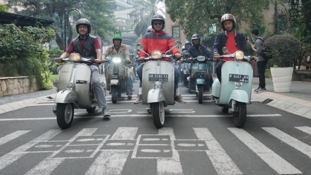 Gubernur DKI Jakarta, Anies Baswedan (tengah) konvoi bersama pecinta Vespa di Green Park, Jakarta, Minggu (28/4). Foto: Irfan Adi Saputra/kumparan