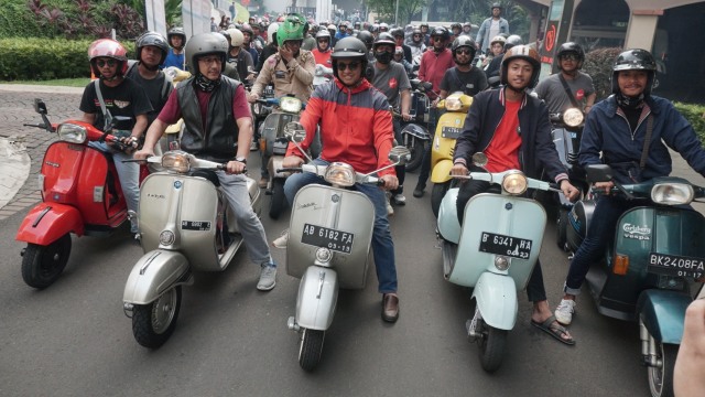Gubernur DKI Jakarta, Anies Baswedan konvoi bersama pecinta Vespa