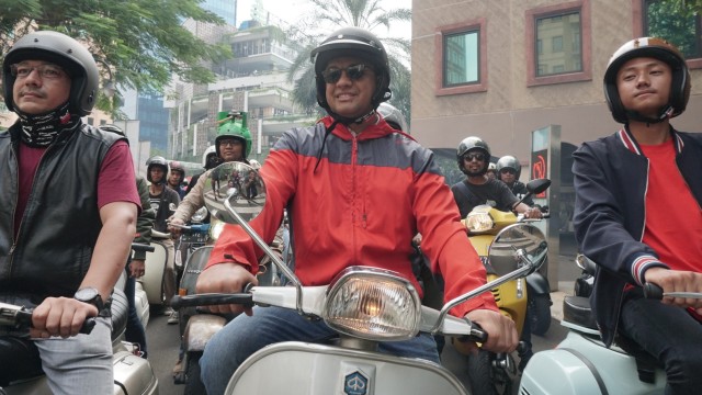 Gubernur DKI Jakarta, Anies Baswedan konvoi bersama pecinta Vespa
