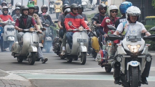 Gubernur DKI Jakarta, Anies Baswedan konvoi bersama pecinta Vespa