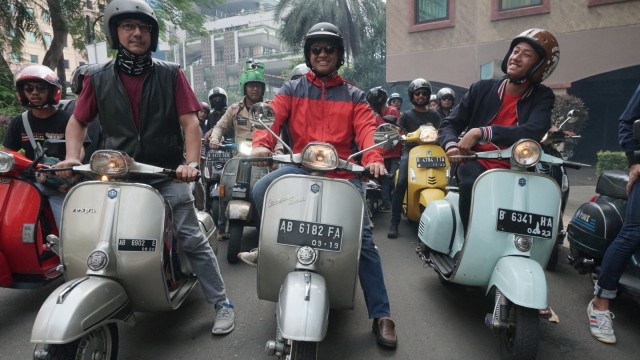 Gubernur DKI Jakarta, Anies Baswedan konvoi bersama pecinta Vespa