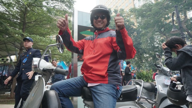 Gubernur DKI Jakarta, Anies Baswedan konvoi bersama pecinta Vespa