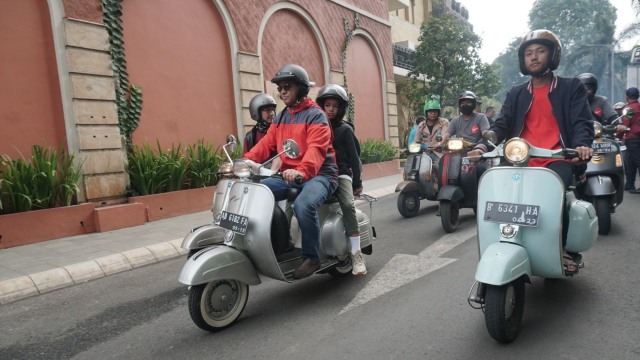 Gubernur DKI Jakarta, Anies Baswedan konvoi bersama pecinta Vespa