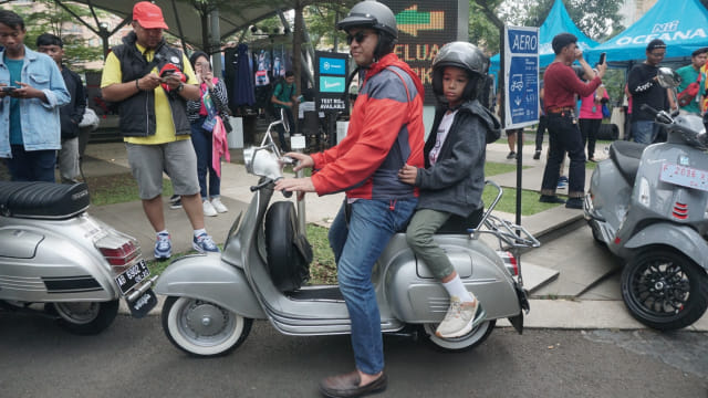 Gubernur DKI Jakarta, Anies Baswedan konvoi bersama pecinta Vespa
