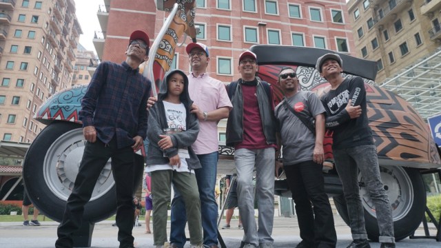Gubernur DKI Jakarta, Anies Baswedan melihat vespa raksasa di Green Park