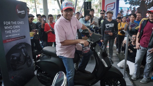 Gubernur DKI Jakarta, Anies Baswedan melihat vespa raksasa di Green Park