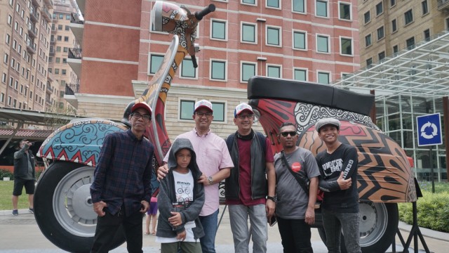 Gubernur DKI Jakarta, Anies Baswedan melihat vespa raksasa di Green Park