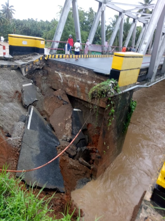 Salah satu akses jembatan di Bengkulu rusak akibat banjir