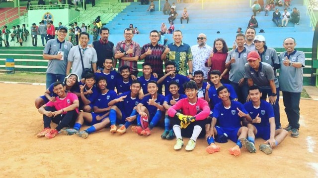 Skuat PSJS di Liga 3 bersama manajemen klub dan Asprov DKI Jakarta. Foto: Dok. PSJS