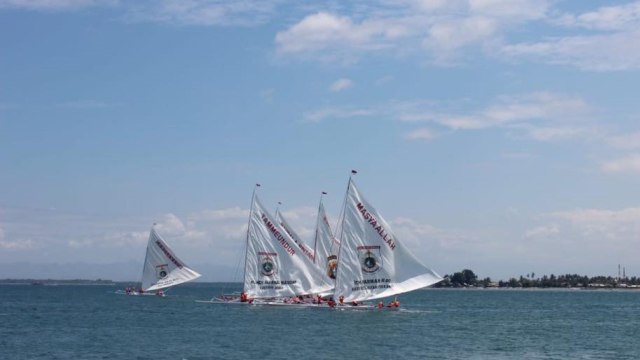 Sandeq Race Festival menjadi salah satu destinasi wisata unggulan Sulawesi Barat. Foto: Dok. Dinas Pariwisata Sulbar