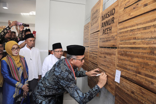 Pelaksana tugas Gubernur Aceh Nova Iriansyah menandatangani prasasti di dinding Masjid An-Nur Aceh yang merupakan bantuan masyarakat Aceh untuk korban gempa di Desa Gondang, Lombok, Minggu (28/4). Foto: Humas Aceh