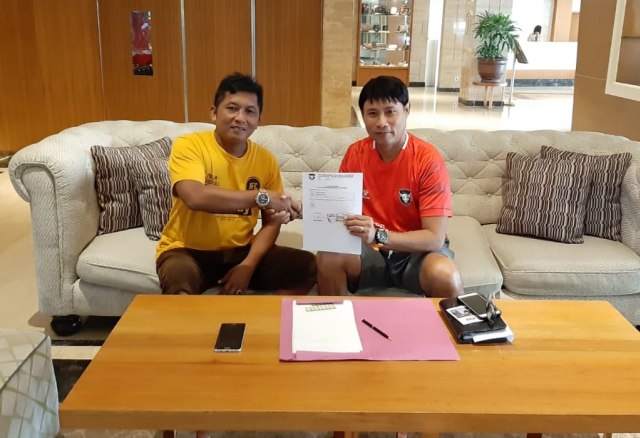 Manajer Madura FC Januar Herwanto bersama Eduward Tjong di lobi salah satu hotel di Surabaya