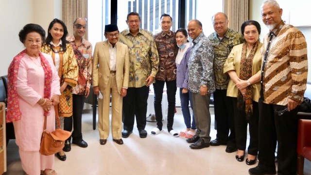 Mantan Presiden RI ke-3, BJ Habibie (keempat kiri) berkunjung ke National University Hospital (NUH) Singapura untuk menjenguk Ibu Ani Yudhoyono. Foto: Dok. Partai Demokrat