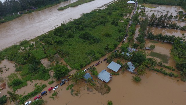 Foto udara kendaraan melintasi kawasan terdampak banjir di Pinggiran Sungai Bengkulu, Bengkulu, Sabtu (27/4/2019). Foto: ANTARA FOTO/David Muharmansyah
