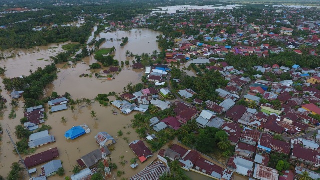 Foto udara kawasan terdampak banjir di perumahan kawasan Balai kota, Bengkulu, Sabtu (27/4/2019). Foto: ANTARA FOTO/David Muharmansyah