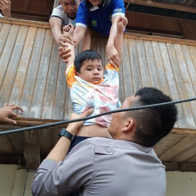 Masyarakat yang tinggal di sejumlah daerah rawan bencana banjir dan longsor diminta untuk mengungsi.
