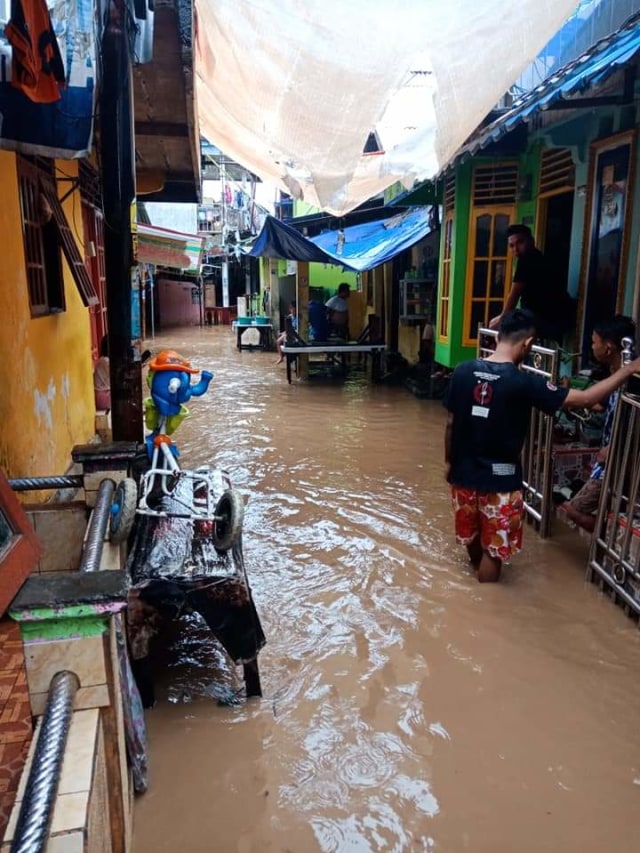 Banjir rendam sejumlah wilayah di Kota Manado, Sulawesi Utara.