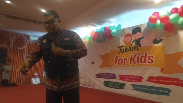 Kak Aries Pahlawan Bertopeng dalam acara Taklim For Kids yang digelar Tsurayya Tahfidz Kidz, minggu (28/4).(foto: Rezza Doa Lathanza/Tugu Malang).