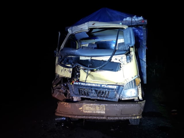 Kondisi truk pengangkut logistik surat suara Pemilu 2019 mengalami kecelakaan di Jalan Pangkalan Bun - Kotawaringin Lama. (Foto: Istimewa)
